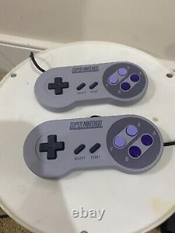 Console Super Nintendo SNES TESTÉE avec ensemble de deux manettes en parfait état.