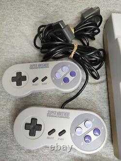 Console Super Nintendo SNES avec bundle de 2 manettes et 4 jeux testés.