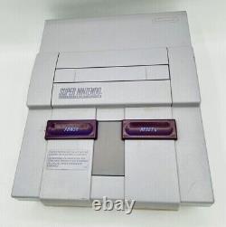 Console Super Nintendo SNES avec une manette et des câbles TESTÉE
