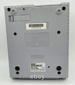Console Super Nintendo SNES avec une manette et des câbles TESTÉE