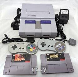 Console Super Nintendo SNES, ensemble avec manettes, câbles, jeux, récapitulatif et nettoyé.