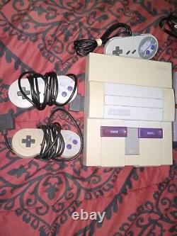 Console Super Nintendo SNES originale testée avec lot de 3 manettes et 6 jeux.
