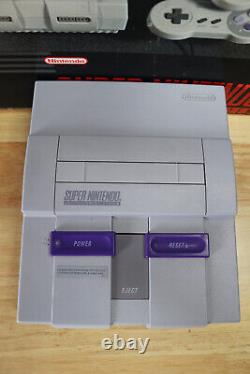 Console Super Nintendo dans sa boîte avec le jeu Super Mario World SNES authentique