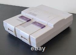 Console de jeu Super Nintendo SNES avec 2 manettes OEM et 11 jeux authentiques propres.