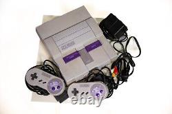 Console de système Super Nintendo SNES avec 2 manettes, tous les câbles
