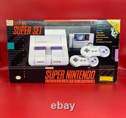 Ensemble Nintendo Super Set SNES complet dans sa boîte avec plateau, couvercle, pochettes, inserts et attaches.