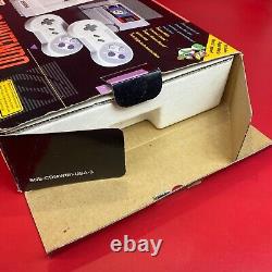 Ensemble Nintendo Super Set SNES complet dans sa boîte avec plateau, couvercle, pochettes, inserts et attaches.