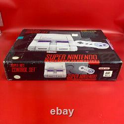 Ensemble de contrôle Super Nintendo SNES dans une boîte avec numéros de série correspondants, preuve d'achat intacte