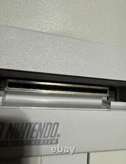 Ensemble de contrôle de la console Super Nintendo SNES avec jeux et manette propre