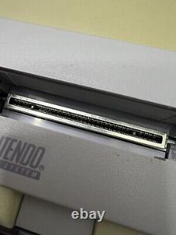 Lot de bundle Super Nintendo SNES comprenant 10 jeux, manettes et câbles.