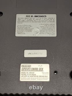 Super Nintendo-SNES avec une manette et quatre jeux