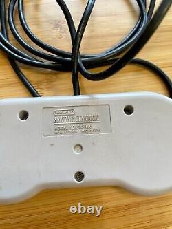 Système de jeu Super Nintendo SNES avec 4 jeux vintage non ouverts et manettes